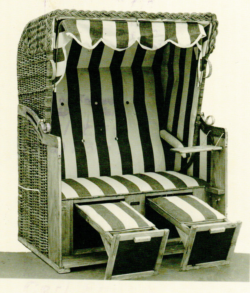 Abbildung eines alten Strandkorbes aus Rohr mit gestreiftem Stoffdesign