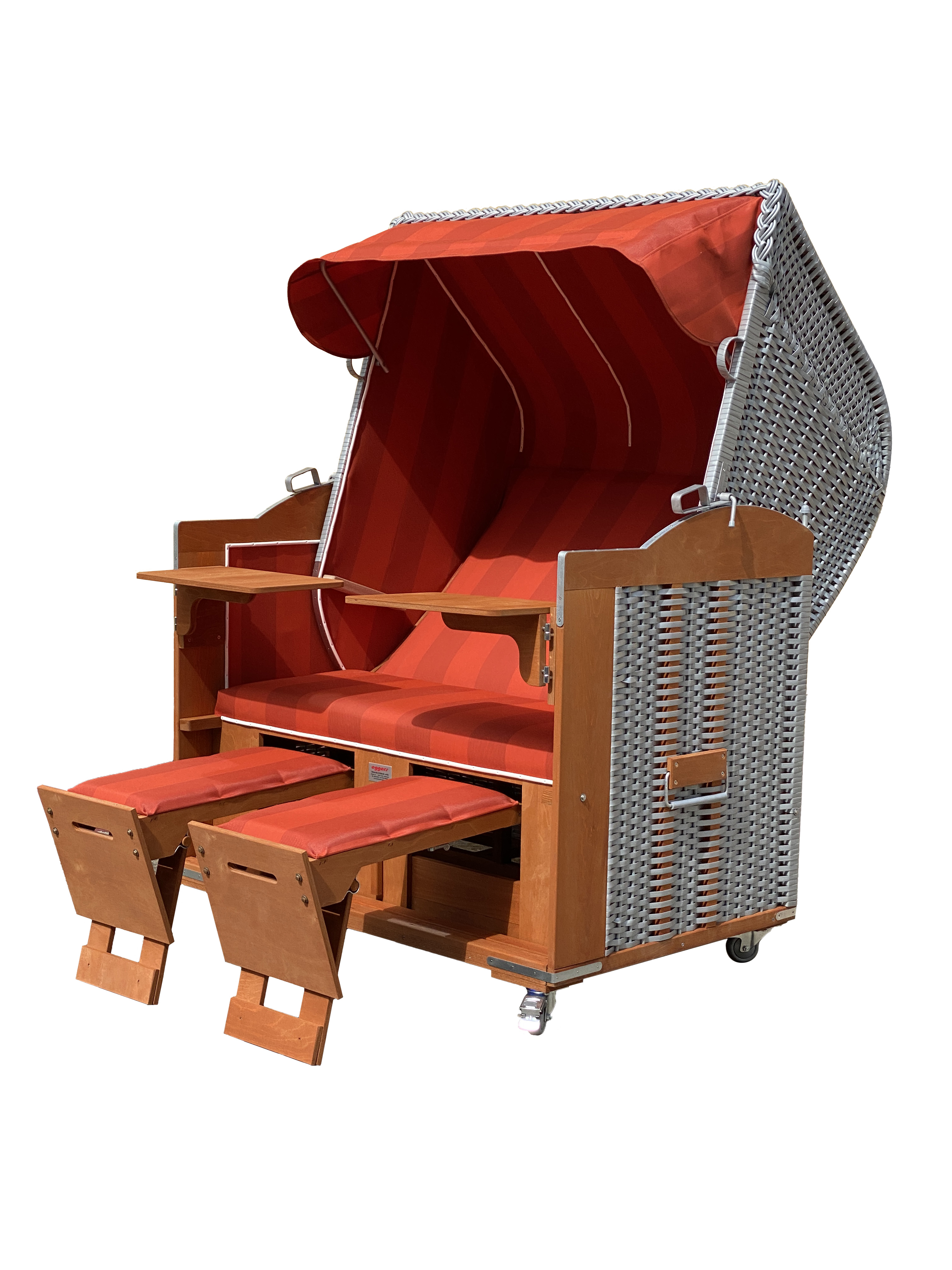 Der 2,5-Sitzer Strandkorb hat ein Geflecht aus PVC in der Farbe silber mit einem gestreiften Stoffdesign in rot.