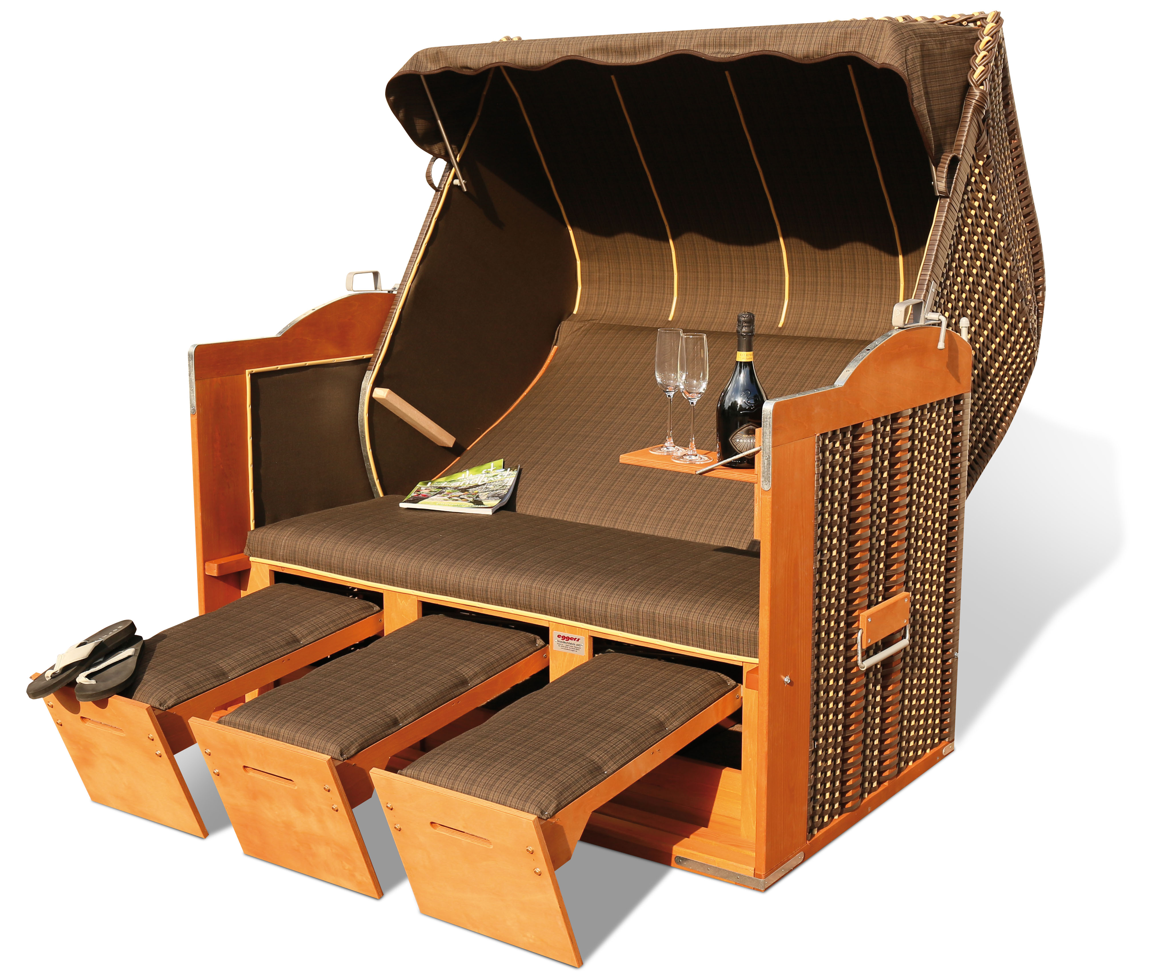 Der 3-Sitzer Strandkorb hat ein Geflecht aus PE in der Farbe cappuccino/beige mit einem karierten Stoffdesign in dunkelbraun.