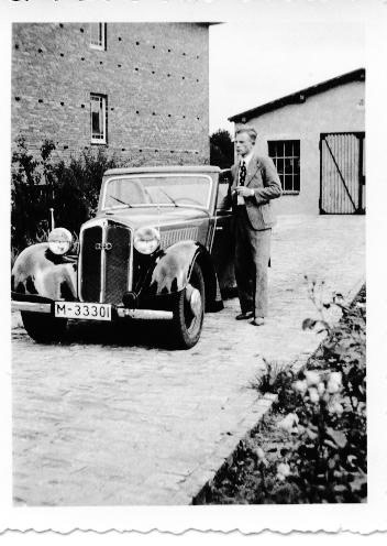 Es ist ein Oldtimer und Carl Eggers zu sehen.