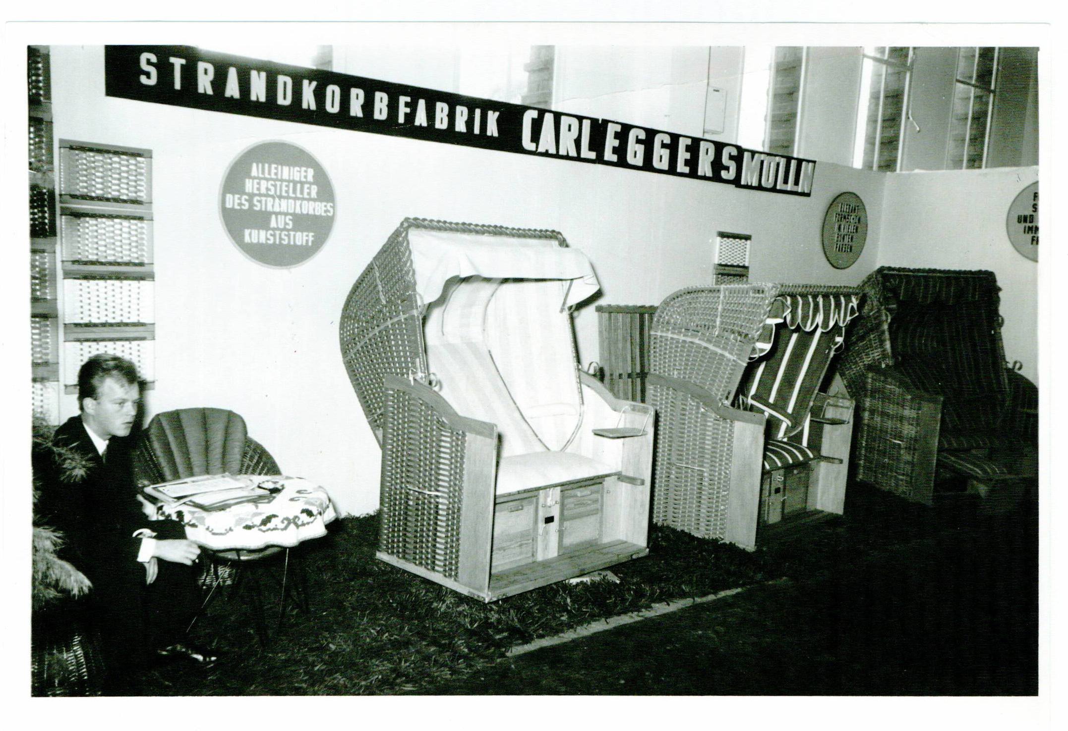 Peter Eggers auf einer Messe-Ausstellung mit drei Strandkörben aus eigener Produktion